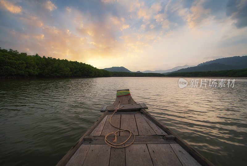 古老的划艇沿着红树林在晚上在Koh Chang，泰国的传统省